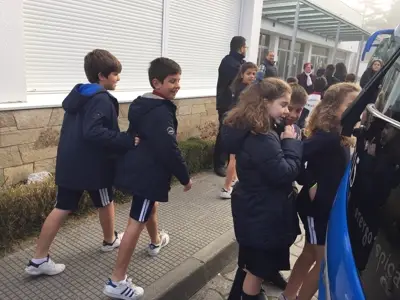 Primera foto de Salida de 3º y 4º de Primaria al teatro en inglés, con la obra «Peter Pan». Curso 2016-17