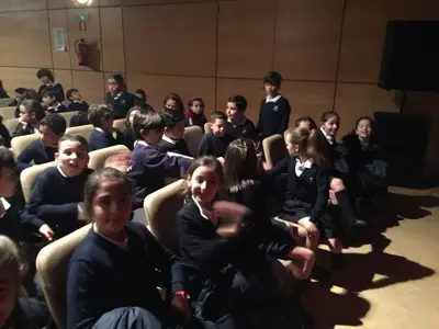 Salida de 3º y 4º de Primaria al teatro en inglés, con la obra «Peter Pan». Curso 2016-17, foto 20 de 56