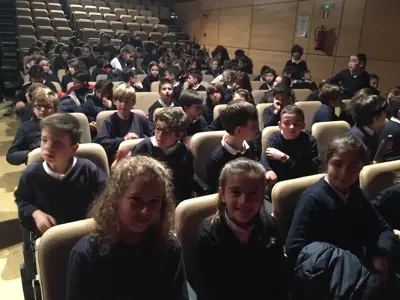 Salida de 3º y 4º de Primaria al teatro en inglés, con la obra «Peter Pan». Curso 2016-17, foto 21 de 56