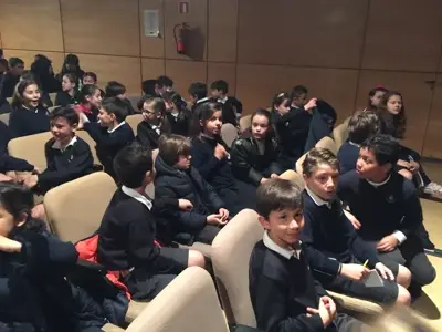 Salida de 3º y 4º de Primaria al teatro en inglés, con la obra «Peter Pan». Curso 2016-17, foto 25 de 56