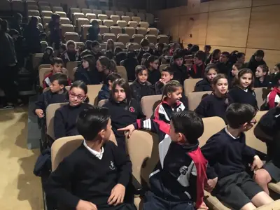 Salida de 3º y 4º de Primaria al teatro en inglés, con la obra «Peter Pan». Curso 2016-17, foto 26 de 56
