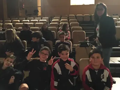 Salida de 3º y 4º de Primaria al teatro en inglés, con la obra «Peter Pan». Curso 2016-17, foto 38 de 56