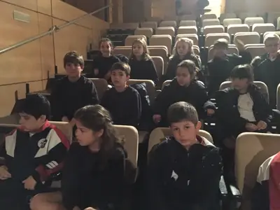Salida de 3º y 4º de Primaria al teatro en inglés, con la obra «Peter Pan». Curso 2016-17, foto 40 de 56