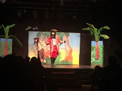 Salida de 3º y 4º de Primaria al teatro en inglés, con la obra «Peter Pan». Curso 2016-17, foto 44 de 56