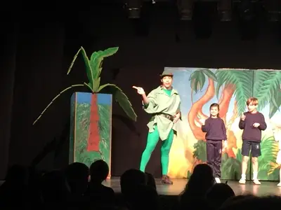 Salida de 3º y 4º de Primaria al teatro en inglés, con la obra «Peter Pan». Curso 2016-17, foto 48 de 56
