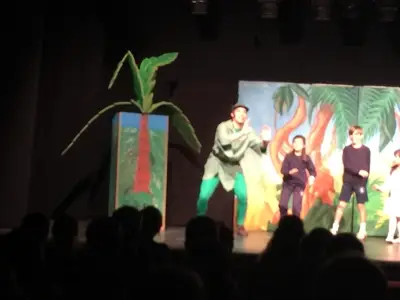 Salida de 3º y 4º de Primaria al teatro en inglés, con la obra «Peter Pan». Curso 2016-17, foto 50 de 56