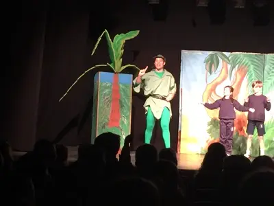 Salida de 3º y 4º de Primaria al teatro en inglés, con la obra «Peter Pan». Curso 2016-17, foto 52 de 56