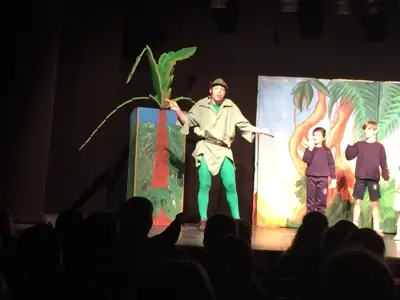 Salida de 3º y 4º de Primaria al teatro en inglés, con la obra «Peter Pan». Curso 2016-17, foto 53 de 56